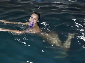 Jeniffer matrix nadando pelada na piscina
